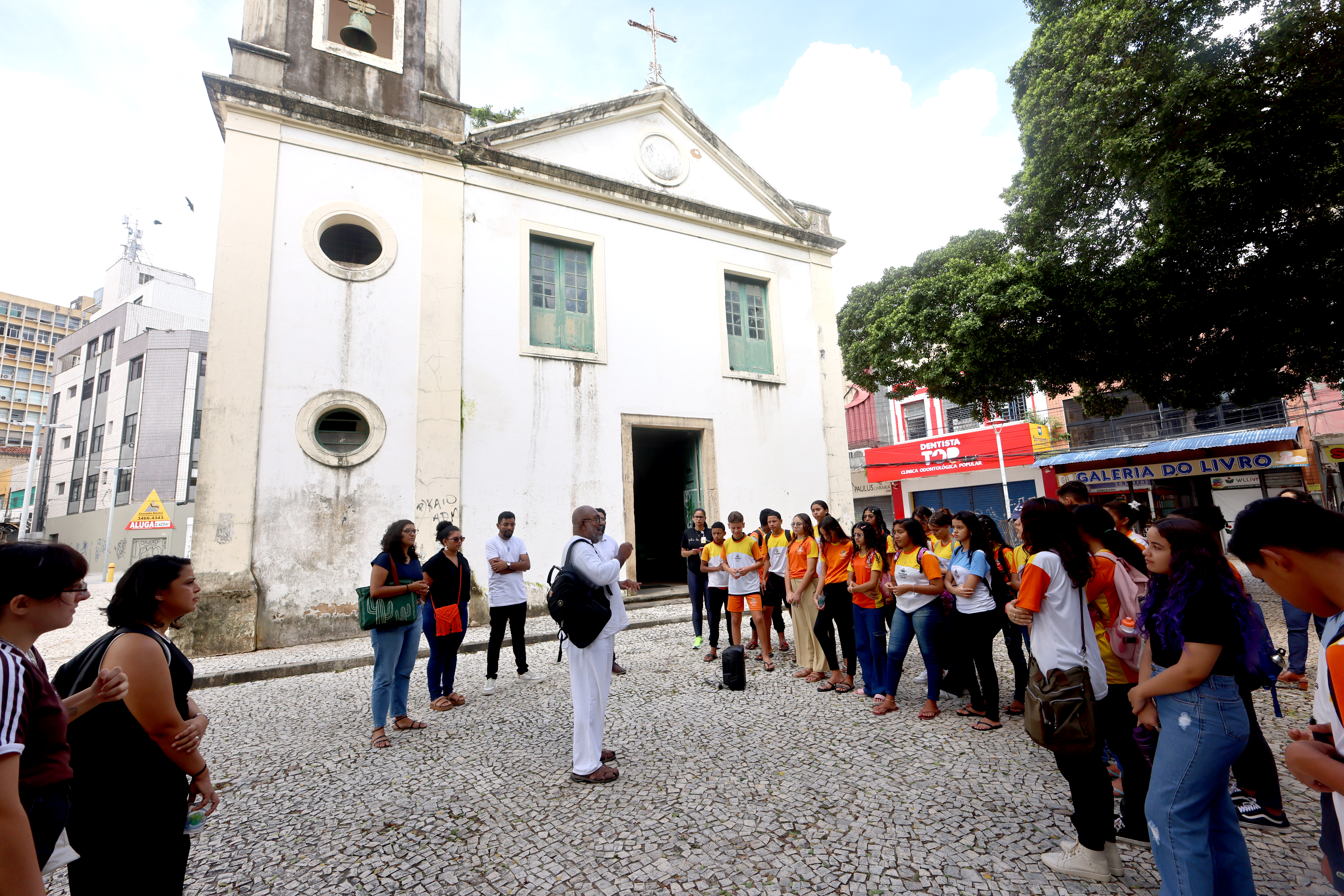 grupo de estudantes em frente à Igreja do Rosário dos Pretos